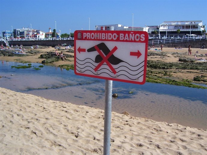 Cartel que prohíbe bañarse en el río Piles