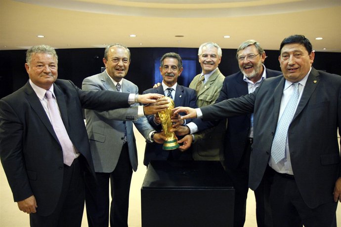 Las autoridades con la Copa