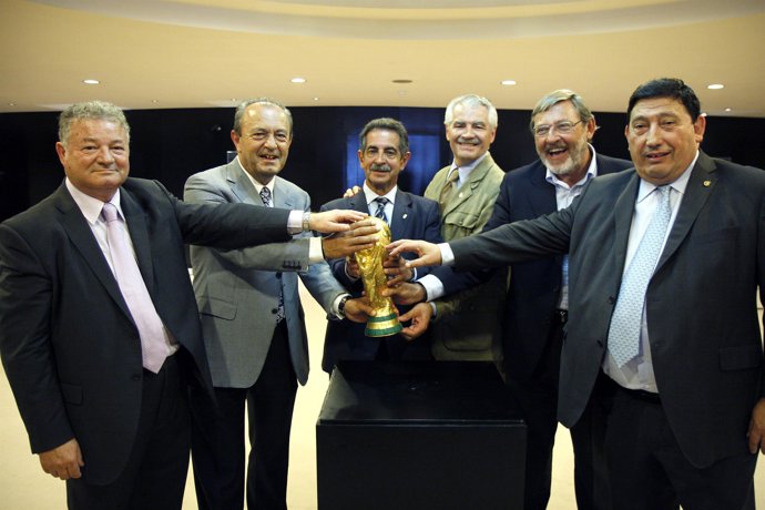 Las autoridades con la Copa