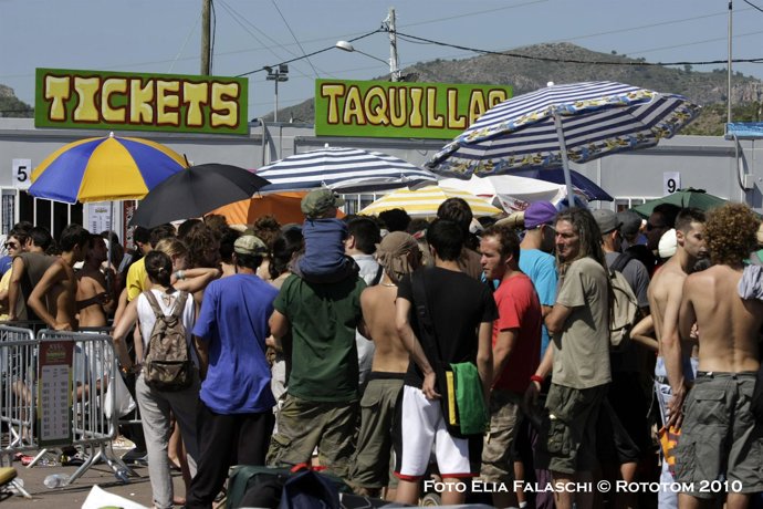 Colas para acceder al recinto del Rototom