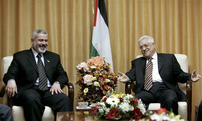 Ismail Haniyeh, lider de Hamas y Mahmud Abbas, lider de Al Fatah