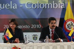 Los ministros de Exteriores de Colombia, María Ángela Holguín, y de Venezuela, N