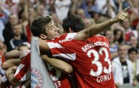 Muller y Schweinsteiger alumbran al Bayern