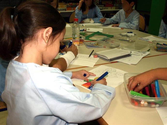 Niños dibujando en La Fe