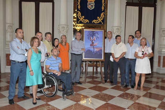 De la Torre acompañado por miembros de su equipo de gobierno