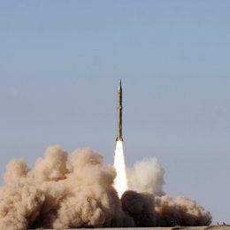 Irán ensaya misiles de tierra