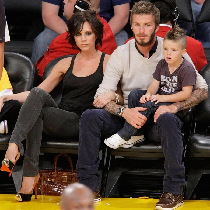 El matrimonio formado por David y Victoria Beckham en un partido de Los Angeles 
