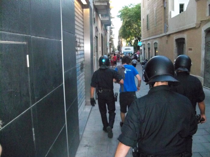 Los Mossos d'Esquadra detienen a un joven en Gràcia