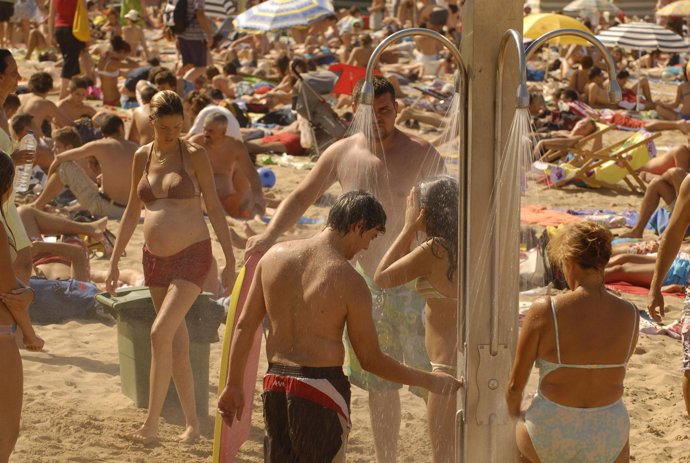 Bañistas en una playa de Asturias