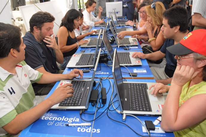 Madrileños buscan empleo a través de Internet