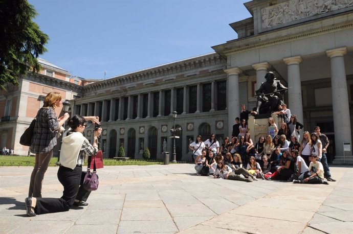 Turistas frente al Museo del Prado