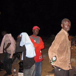 inmigrante subsahariano noche desierto