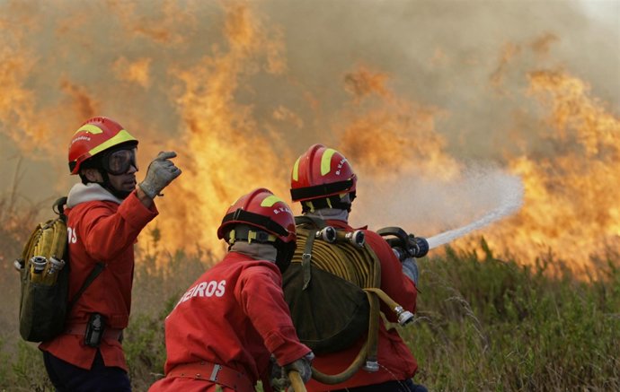 Bomberos portugueses luchan contra el fuego