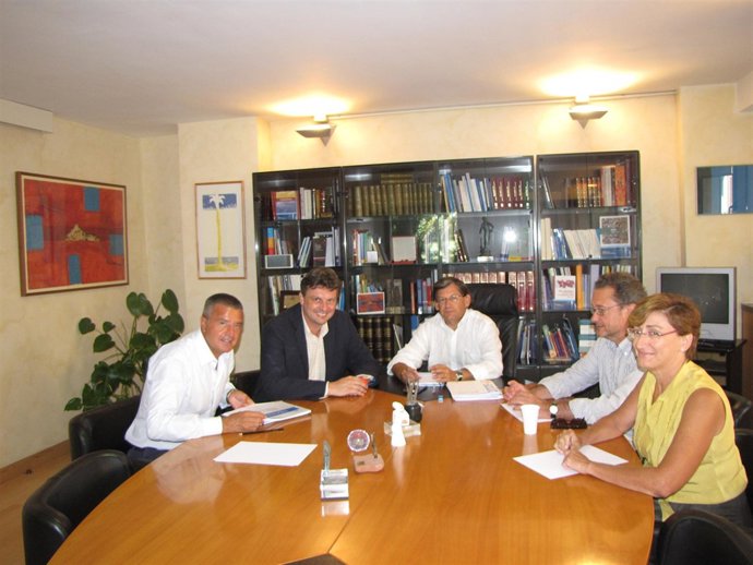 Thomàs (en el centro), durante su reunión con Stocco y los responsables de los d