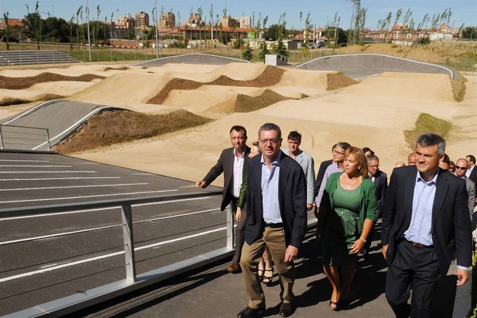 Gallardón, Valcarce y Lucas visitan el circuito de BMX