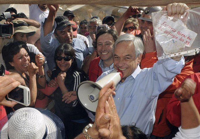 presidente chileno, Sebastián Piñera, anuncia que los mineros atrapados están vi