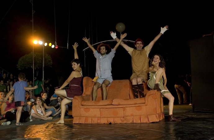 La compaía Tres Puntos y Aparte en un momento de su función