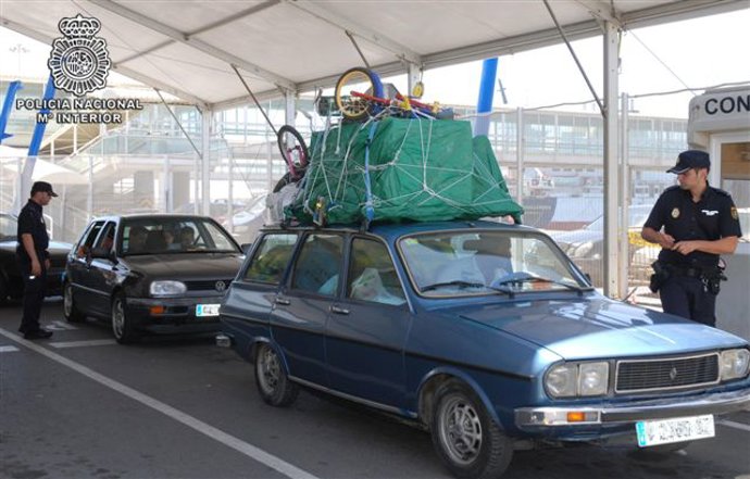 Efectivos de la Policía Nacional realizan un control en el puerto de Almería