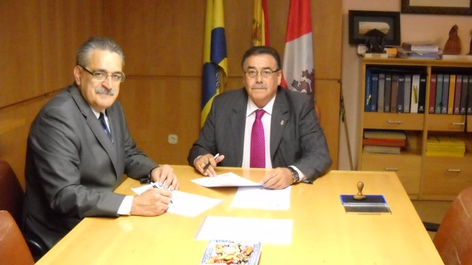 Momento de la firma con el alcalde de Cabezón