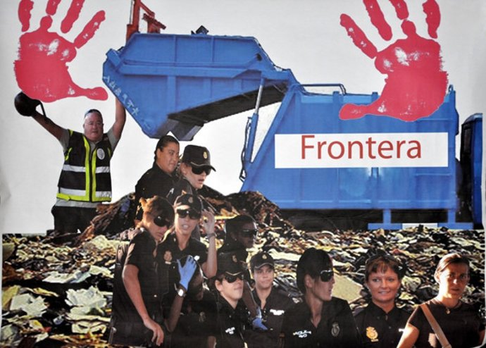 Cartel en el que las agentes aparecen junto a basura