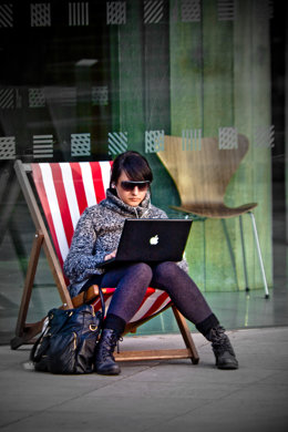 Usuaria utilizando un MacBook