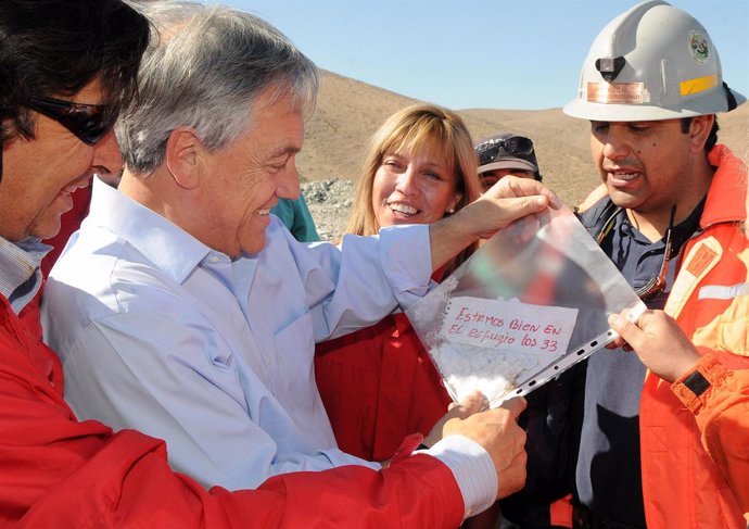 El presidente de Chile, Sebastián Piñera, mostrando el mensaje de los mineros co