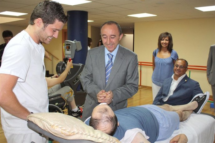 El consejero durante su visita al centro de COCEMFE