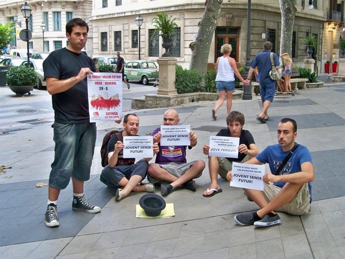 Galan (izda.), junto a otros miembros de la organización, durante el acto de pro