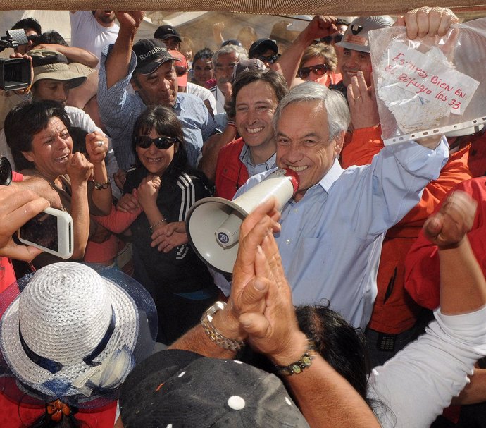 El presidente de Chile, Sebastián Piñera, muestra el mensaje enviado por los min