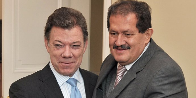 El presidente de Colombia, Juan Manuel Santos, con el vicepresidente colombiano,