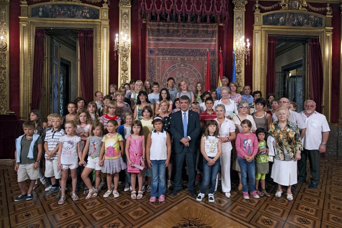 El grupo de niños ucranianos junto al consejero y miembros de la ONG.