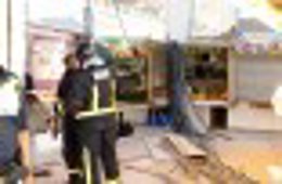 Bomberos trabajan en el mercado de Santa Florentina tras el derrumbe del techo