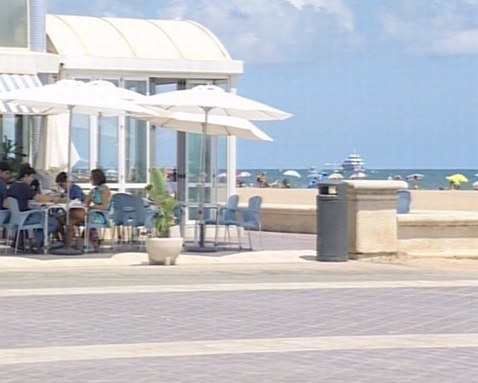 Terraza de un restaurante de playa valenciano.