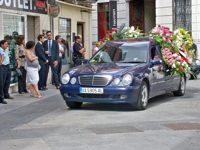 Llegada del féretro de Santos Villanueva a la Iglesia de Santiago, de Valladolid