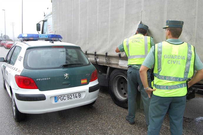 Agentes revisan un camión