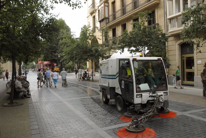 Operarios de limpieza en San Sebastián.
