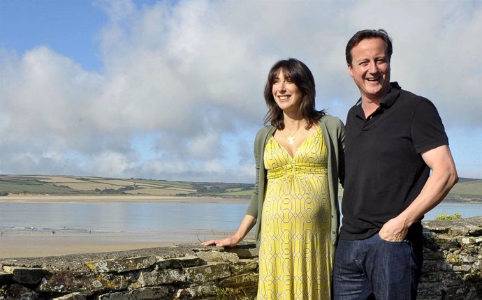 El primer ministro británico, David Cameron, posa junto a su esposa Samantha en 