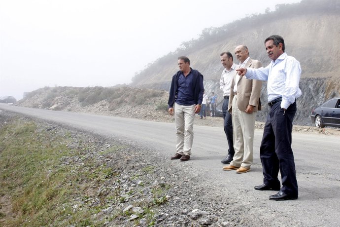 Revilla, Mazón y Alonso observan la carretera