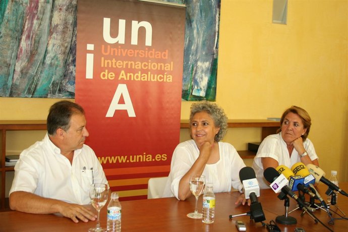 La escritora Laura Esquivel, en los cursos de la UNIA