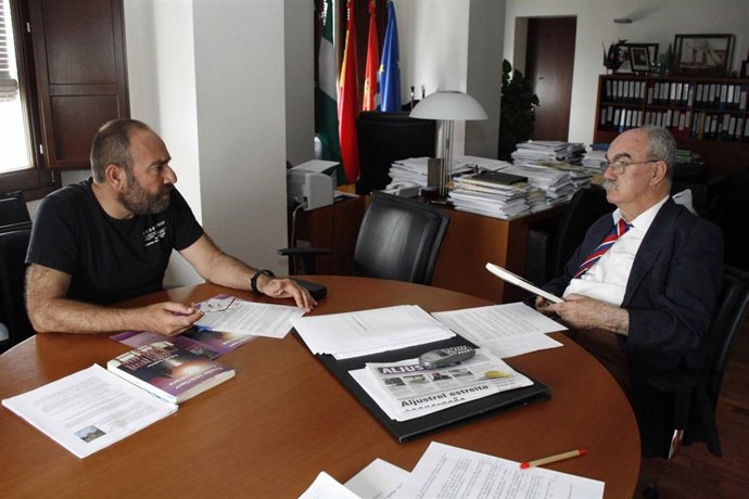 El escritor Federico Soubrier y el alcalde de Cartaya, Juan Antonio Millán