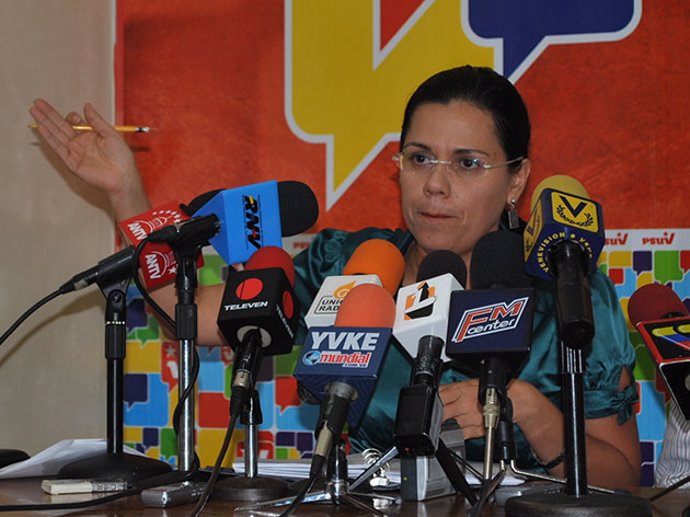 La directora de Comunicación y Propaganda del PSUV, Blanca Eekhout, en una rueda