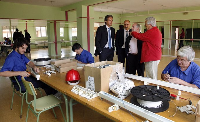 El alcalde, en la visita de la renovación de alumbrado en el colegio Dionisio Ga