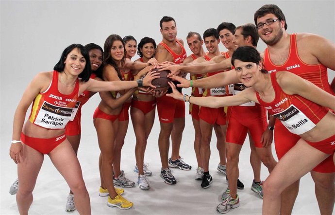La selección española de atletismo apoya a la de baloncesto