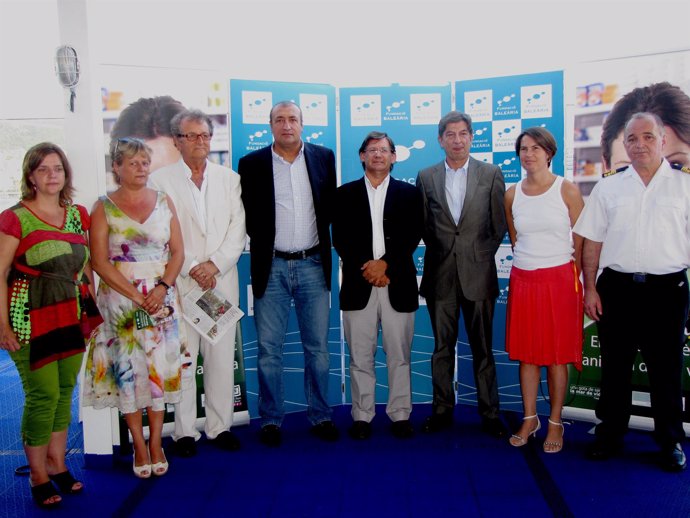 Thomàs (en el centro), junto a representantes de Baleària y el Colegio Oficial d