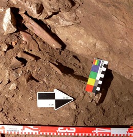 Restos humanos, entre ellos una tibia, en la cueva del MIrón