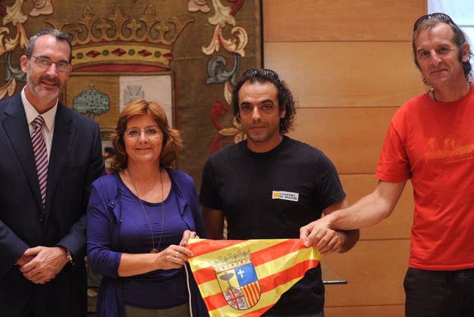 María Victoria Broto hace entrega del banderín de Aragón a Carlos Pauner y  Javi