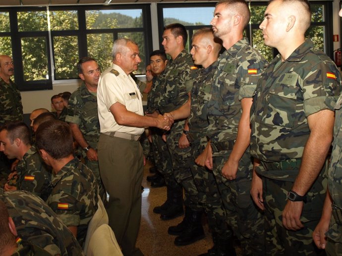 El Jefe del Estado Mayor del Ejército saluda a militares de Baleares