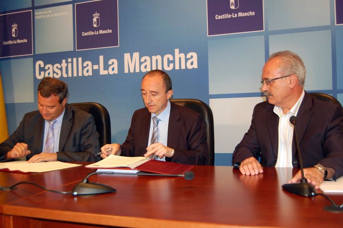 Lamata y el alcalde de Cuenca (I) durante la firma del convenio