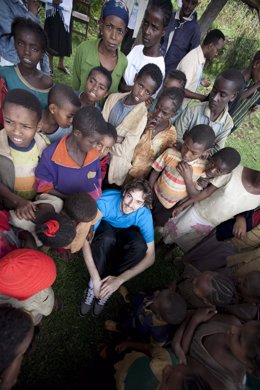 Pau Gasol con niños en Etiopía