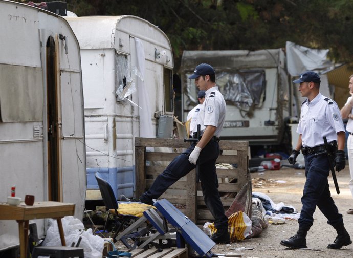 La policía francesa desmantela campamentos gitanos